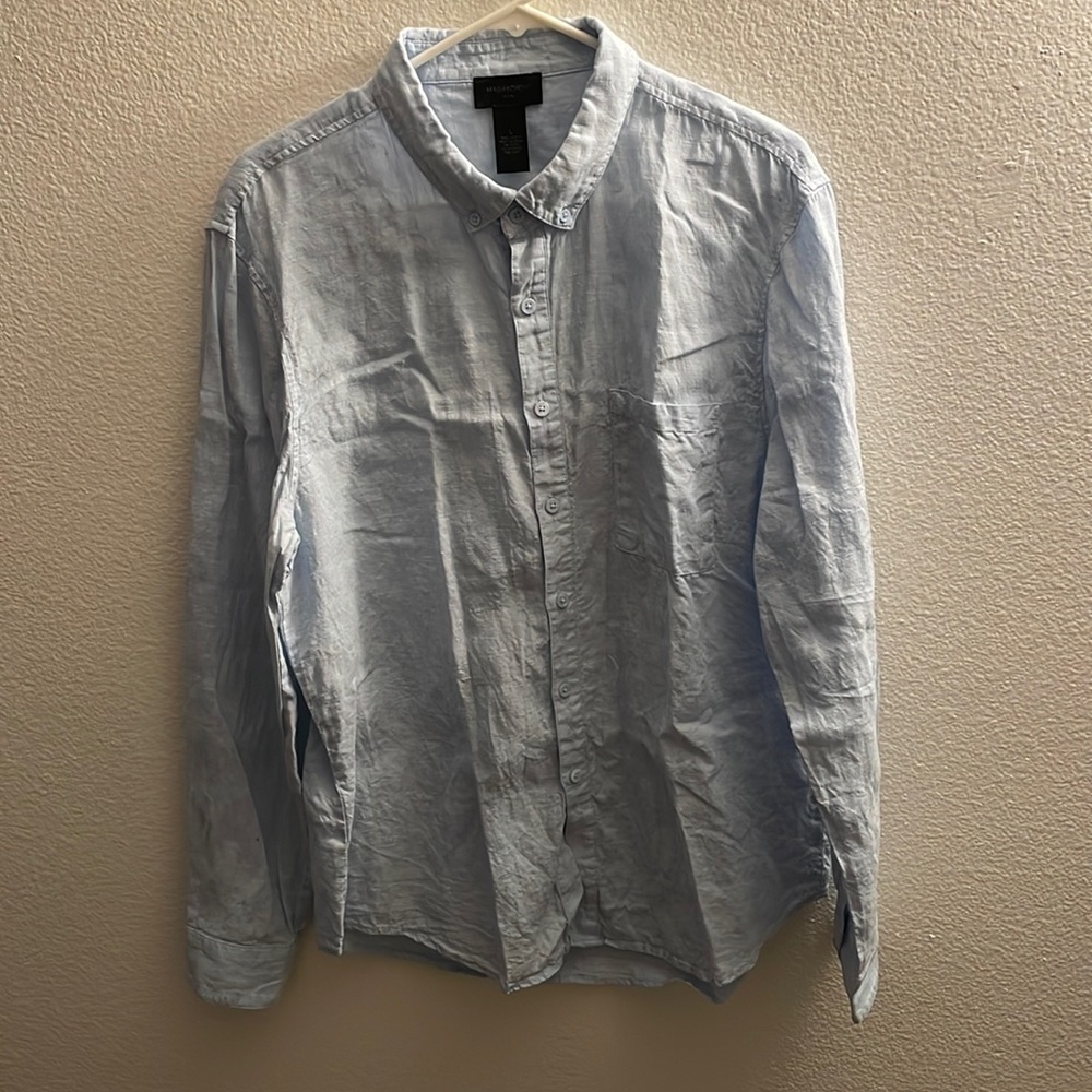 Magaschoni Mens Large Blue Linen Button Down Shirt Preowned with a small stain